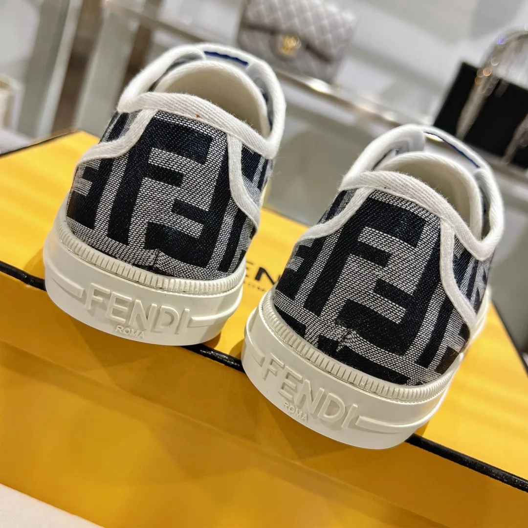 Couple style 💰460❤️Fendi Fendi's latest couple canvas shoes ❑ Fabric: Original customized imported jacquard canvas material ❑ Inner lining: Imported canvas material ❑ Sole: Original molded non-slip TPU outsole ❑ Bottom thickness: 2.5cm ❑ Size: Women's 35-40/Men's 39-45